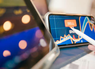 Analizujący opcje na Bitcoin, Ethereum i forex trader działający na wielu rynkach